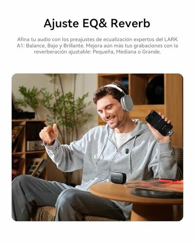 Hombre ajustando audio con auriculares y teléfono.