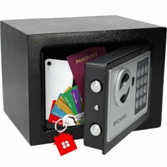 Caja fuerte abierta con pasaporte y llaves